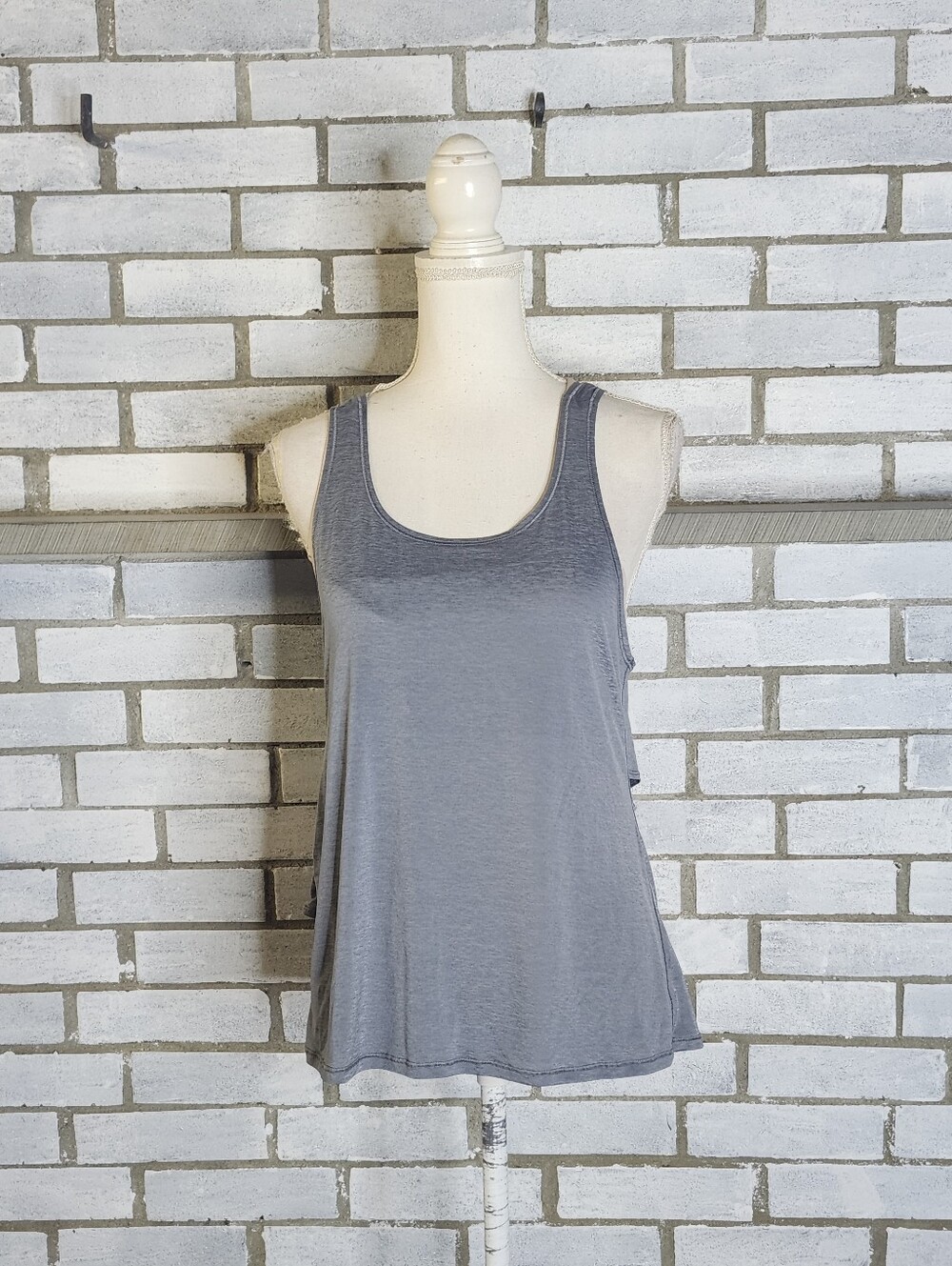 • Lululemon Women's 2 In 1 Sports Bra And Tank Top Sz 6 Gray & Beige Criss Cross - Picture 2 of 10